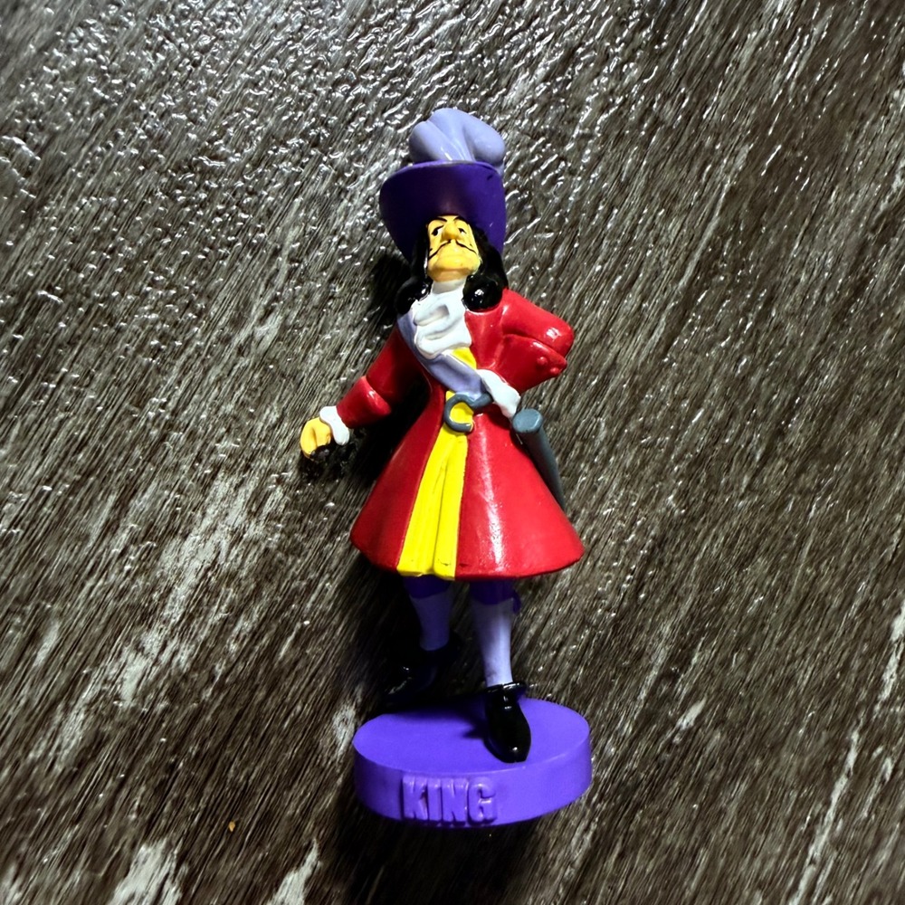 Disney Captain Hook Figure Unisex OS Red 2004 Peter Pan King Base Mini Figurine